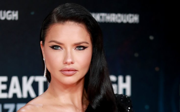 Горещата Адриана Лима остана само по бански
