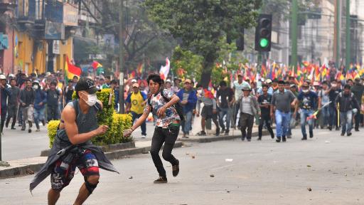  Отрязаха косите на кметица и я пребиха на митинг в Боливия 