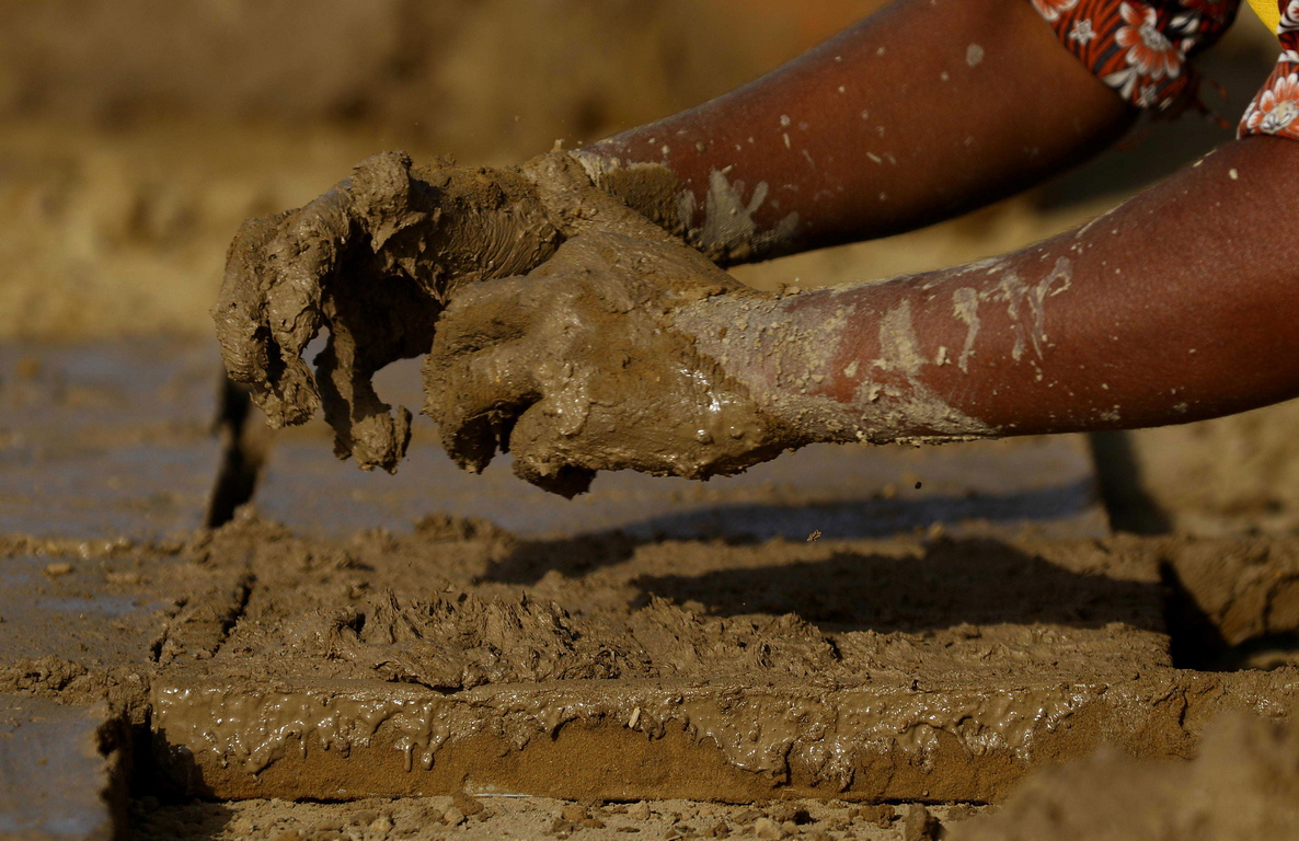 Повишаващият се курс на щатския долар, вдигнаха цената на глинените съдове на пазара, докато заплатите на работниците останаха същите.