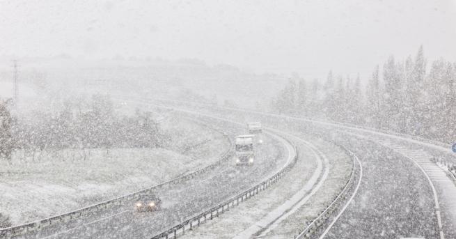 България Закъсали шофьори заради снега, каква е ситуацията 20 см
