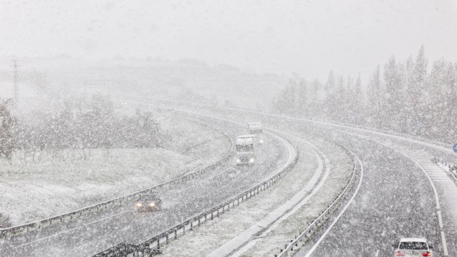 Закъсали шофьори заради снега, каква е ситуацията