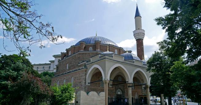 България Отцепиха района около джамията в София Проверен беше изоставен