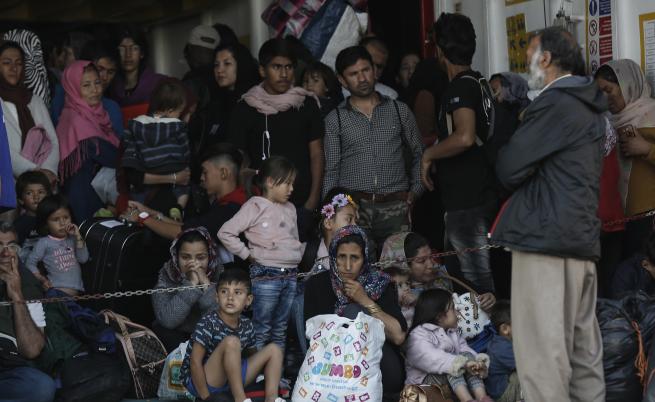 Мигрантите чакат да слязат от ферибот при пристигането си от остров Самос на пристанището Елефсина близо до Атина, Гърция, 22 октомври 2019 г.