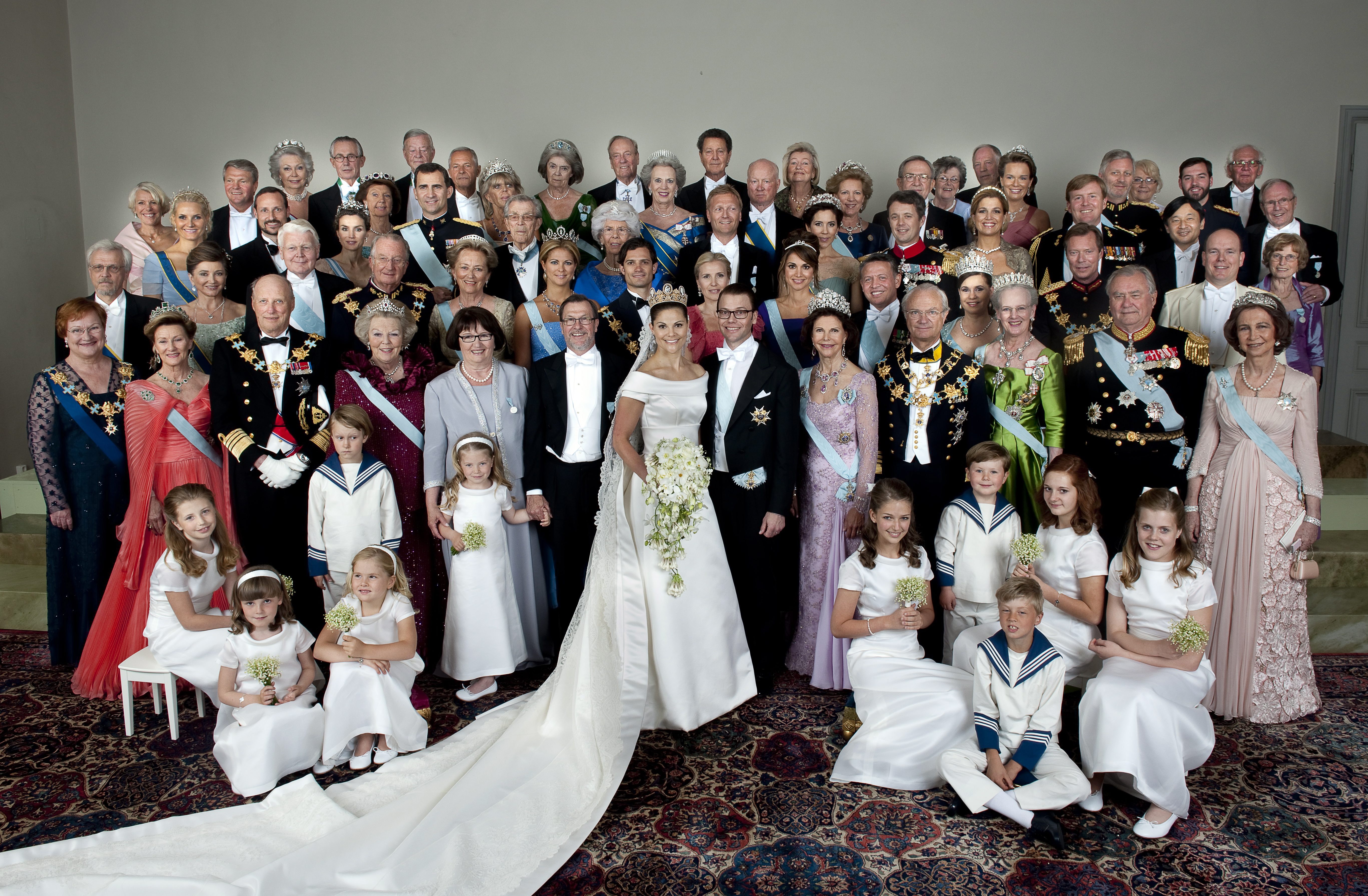 <p><strong>Швеция: принцеса Виктория и принц Данаил</strong></p>

<p>До 1980 г. официален наследник на шведската корона е по-малкият брат на Виктория, принц Карл Филип. След като Швеция приема поправка в конституцията, която казва, че първото дете наследява трона, независимо от пола му, то Виктория става престолонаследник. През 2010 г. тя се омъжва в Стокхолм за своя любим &ndash; Даниел Вестлинг.</p>