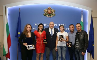 Министър Кралев награди самбистките