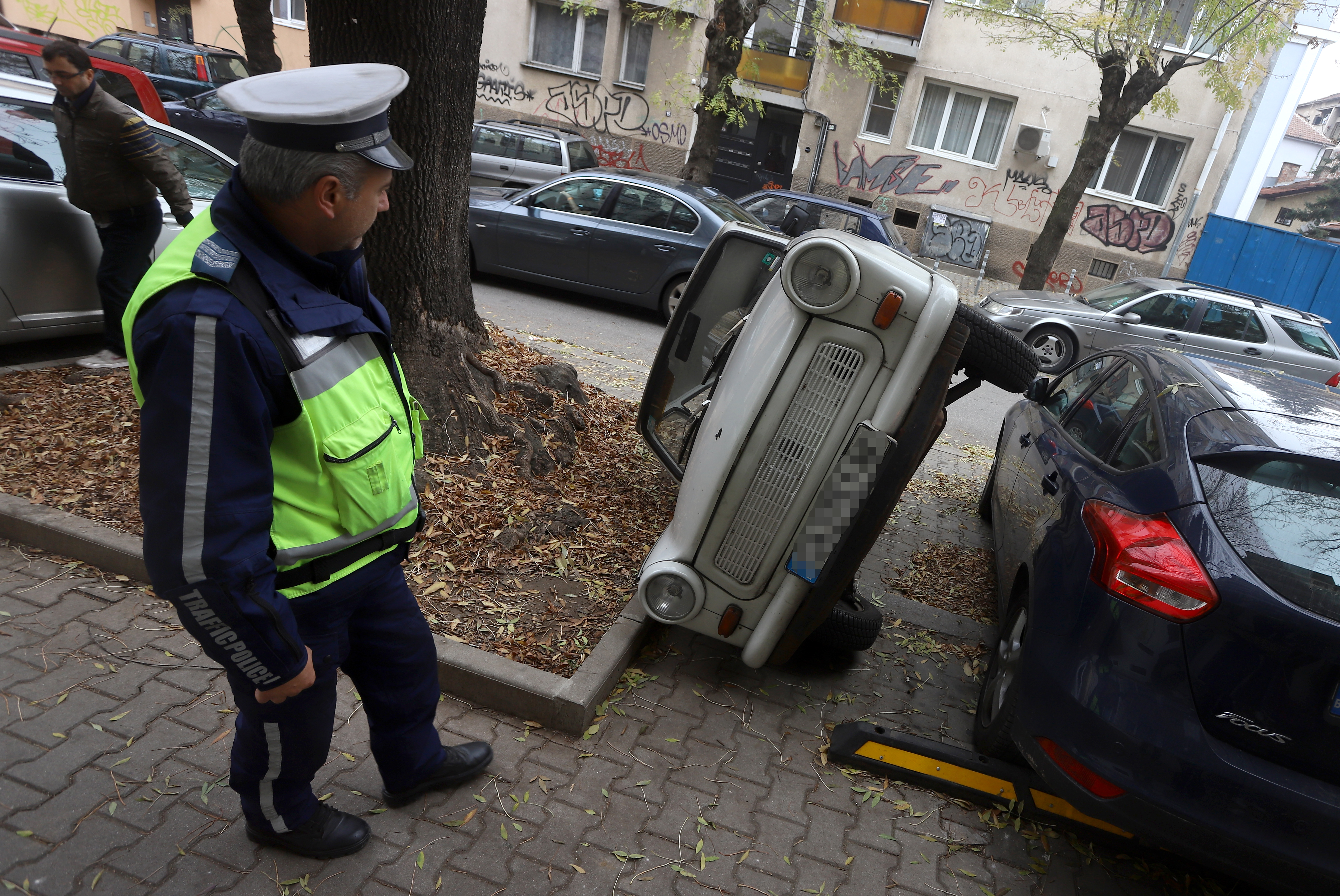 Шофьор обърна кола, за да си освободи място за паркиране на ул. „Любен Каравелов” в София.