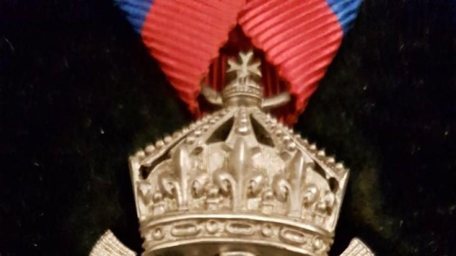  Български медал с диамантени люспи продаден за 20 000 евро 