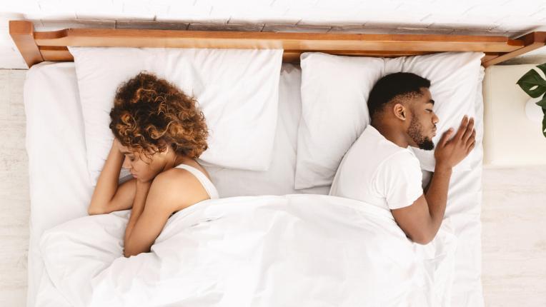Позата, в която заспивате с партньора си, издава каква е връзката ви