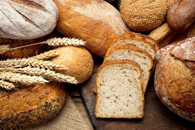 <p><strong>Бял препечен хляб</strong><br />
<br />
Ако искаме да хапваме хляб, то трябва да се разделим с пухкавите бели филии. Пълнозърнестият хляб е с много повече полезни вещества, отколкото белият. Фибрите в него подобряват храносмилането ни, той е богат на витамини от Б групата и покачва бавно кръвната ни захар.</p>