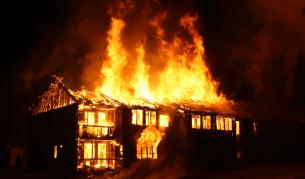 <p>Пожар избухна във Врачанско, изпепели цяла къща&nbsp;(ВИДЕО)&nbsp;</p>