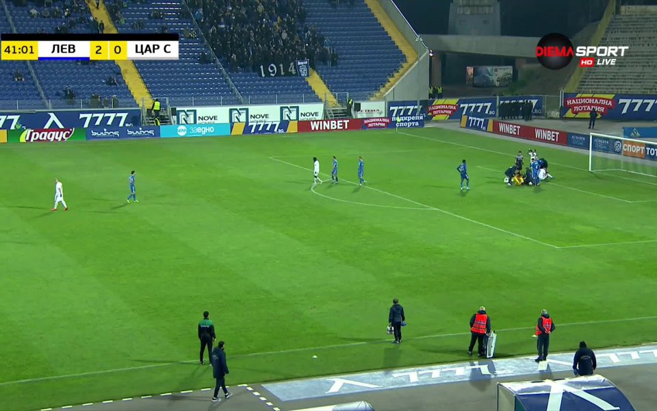 В 40-ата минута на двубоя между Левски и Царско село,
