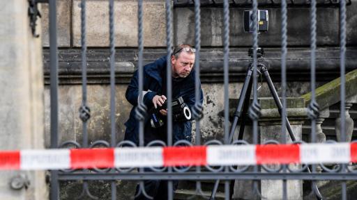  <p>Невероятно! Откраднаха скъпоценности за 1 милиард евро</p> 