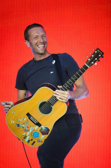 <p>Вокалистът на групата Coldplay <strong>Крис Мартин </strong>често посещава детскитe болници и отделения в градовете, където групата му изнася концерт. Той разговаря с малките пациенти, пее&nbsp;им, раздава подаръци и се опитва да ги развесели. Обикновено Крис не говори за тази своя дейност, но феновете му&nbsp;качват снимки от срещите си с&nbsp;него в социалните мрежи.</p>