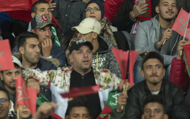 Фенове в Мароко си устроиха престрелка с фойерверки