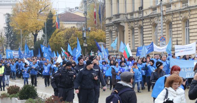 България Протест Болните работници не са престъпници Десетки граждани се