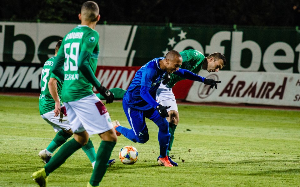 Куп проблеми връхлетяха Левски в дните преди днешното гостуване на