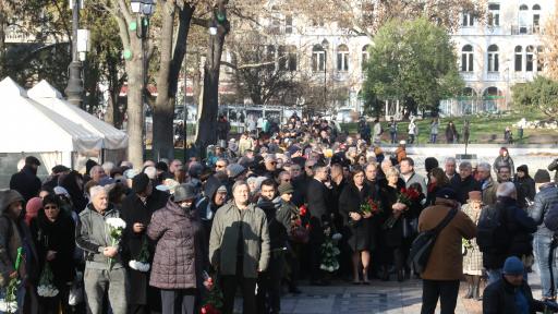  <p>Прощаваме се с Ламбо: Стотици чакат пред Народния театър</p> 