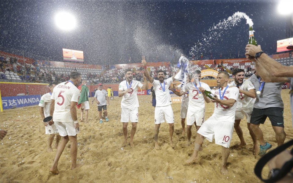 Португалия спечели за трети път световната титла по плажен футбол.