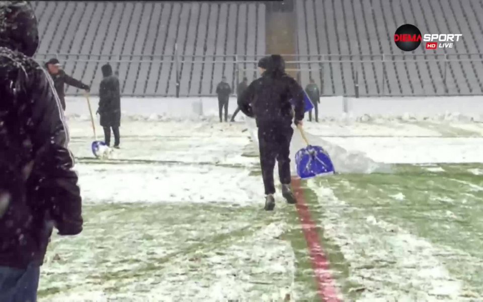 Въпреки лошите метеорологични условия в София и непрестанният снеговалеж, мач