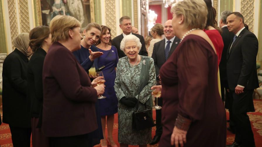 Видео с кралицата, дъщеря й и Тръмп стана хит. Гафовете от Лондон