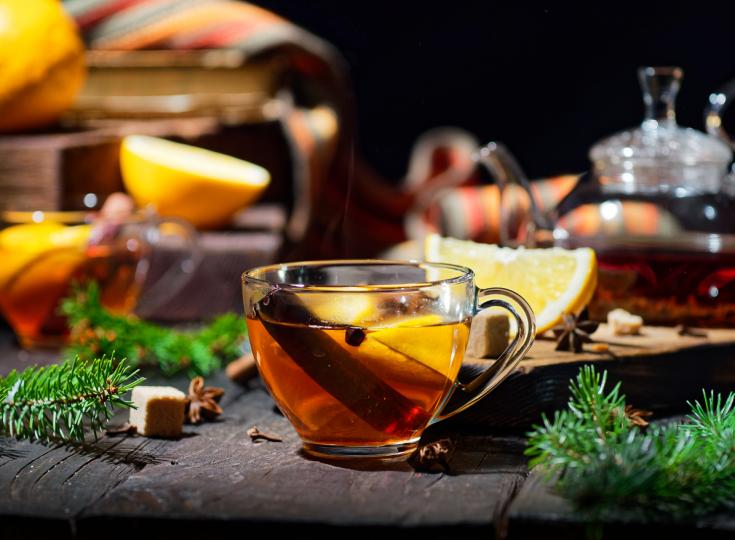 <p><u><strong>Първокласен чай</strong></u></p>

<p>Абсолютните ни фаворити тук са чай от лайка и чай от липа - български, ароматни, лечебни, наситени. Разкош!&nbsp;Препоръчваме ви обаче да пробвате и тези:</p>

<p>- Чай от боровинка, който има добро противовъзпалително действие.<br />
-&nbsp;Старопланински чай, който е&nbsp;традиционна комбинация от български билки с приятен аромат и планинска свежест.<br />
-&nbsp;Чай от мащерка, който казват, че лекувал 100 болести - има аромат и спомена на попара с мащерка, хляб, сирене, масло и мед от детството ни.</p>