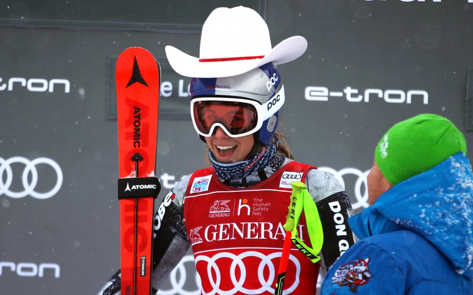 Естер Ледецка спечели първото спускане за сезона при жените за