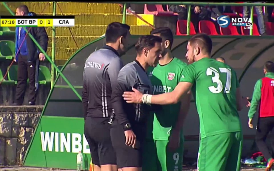 Напрежение и емоции в края на мача. Ботев Враца прати