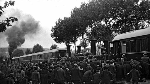  Автор на фотографията: Иван Юскесеилев. Погребението на цар Борис III. Навсякъде по пътя траурният трен е придружаван от огромни групи хора, излезли да се простят с царя, септември 1943 година 