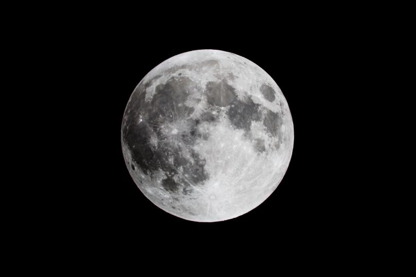 <p><strong>12 август &ndash; Супер Луна във Водолей</strong></p>

<p>Пълнолунието във Водолей не е голяма опасност, но поради най-близкото приближаване на Луната до Земята, ситуацията ще се промени към по-лошо. Това е последната супер Луна за 2022 г. В този ден е по-добре да направите най-важните неща, които не могат да бъдат отложени за по-късно. Всичко второстепенно е най-добре да оставите за друг ден. Новото начало може напълно да наруши плановете ви или да доведе до загуба на мотивация. В този ден не бива да поемате рискове, да губите време напразно, да се карате с хора, скъпи на сърцето ви.</p>