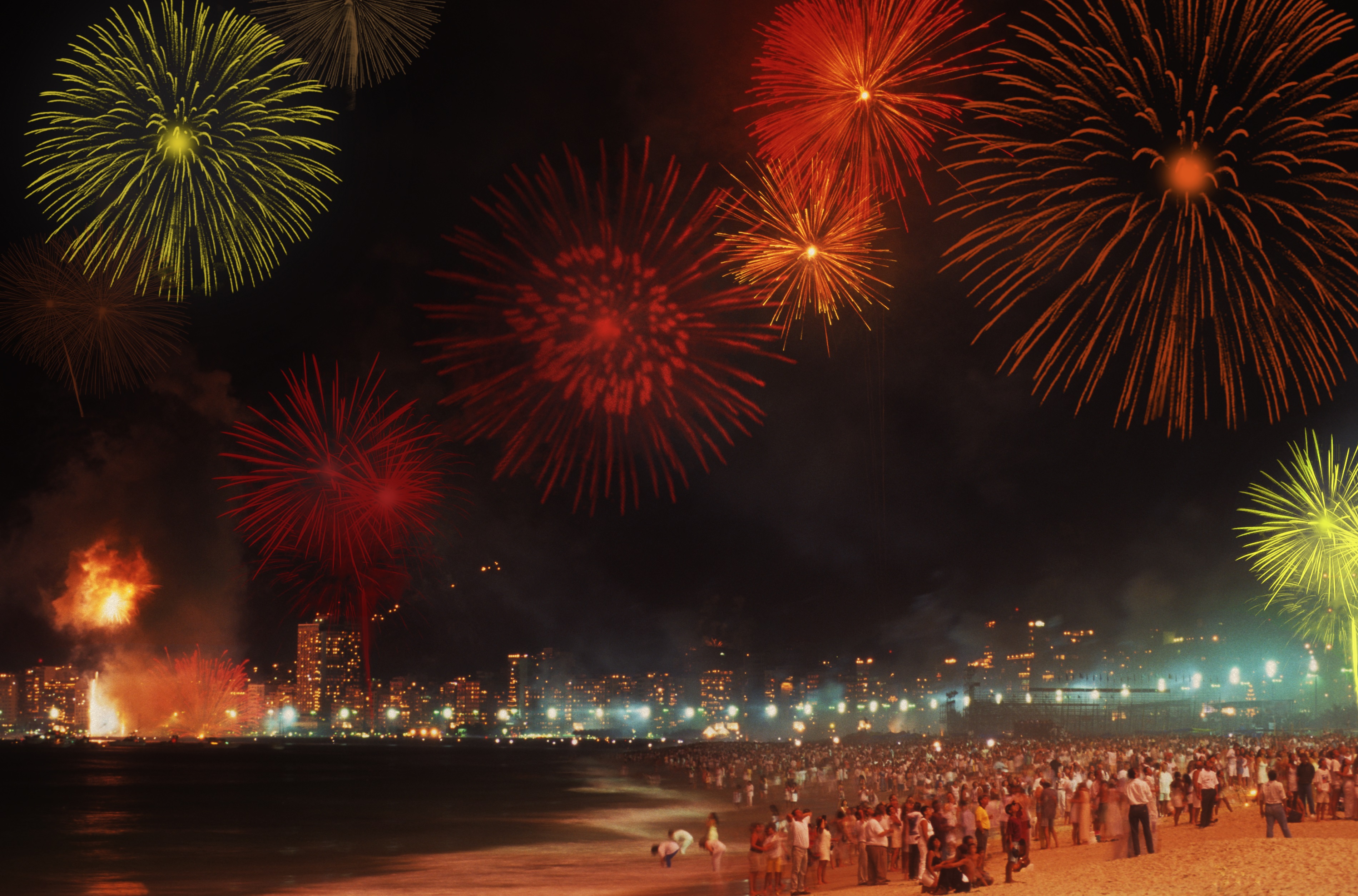 <p><strong>Рио де Жанейро</strong></p>

<p>Ако искате да посрещнете Нова година заедно с още около 2 млн. души на топъл плаж &ndash; Рио е вашето място. Плажът Копакабана е най-горещото място за Нова година, което предлага концерти и уникални фойерверки.</p>