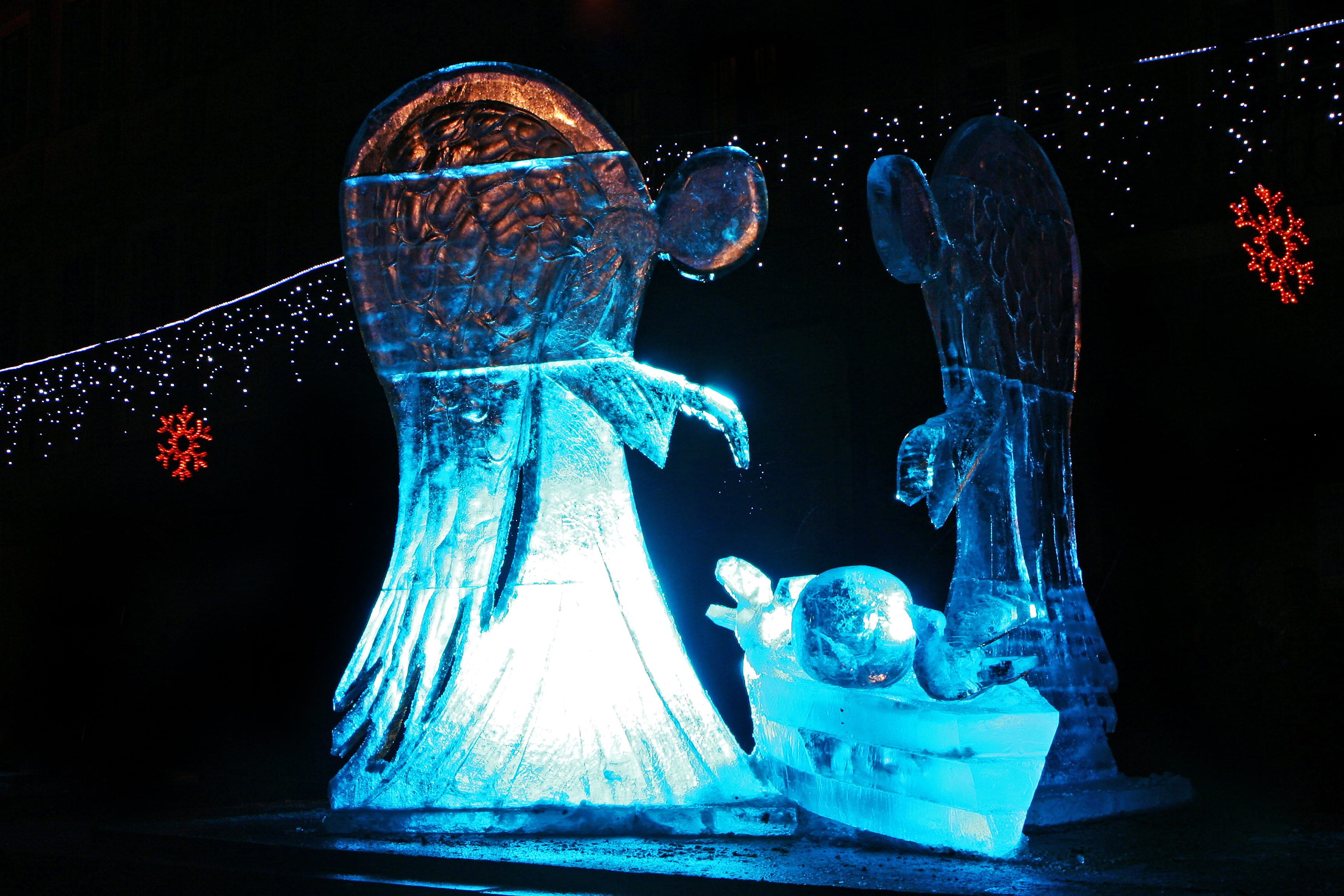 <p>Лъв</p>

<p>Проверете дали в града има изложба на ледени скулптури или пък празнично запалване на светлините на елхата и да отидете заедно.</p>