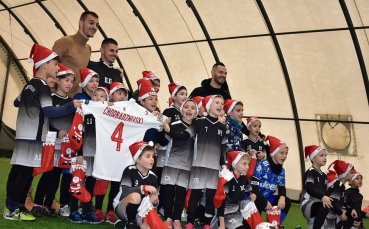 Футболистите Божидар Чорбаджийски и Симеон Славчев дариха топки и тренировъчни