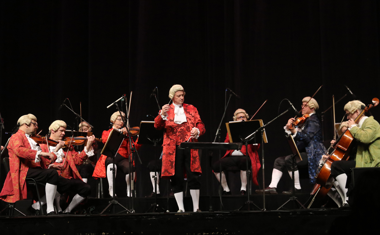 <p>Един от най-известните класически оркестри в света, зарадва българската публика на 22 декември в зала 1 на НДК, с коледен концерт с разнообразни произведения на Волфганг Амадеус Моцарт</p>