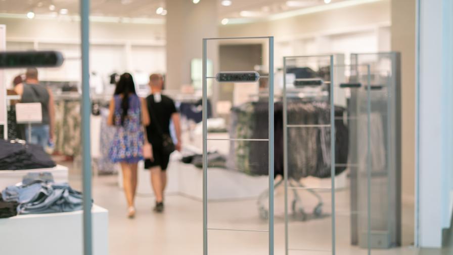 Автомобил с маскирани бандити се вряза в луксозен бутик в Рим, обраха го