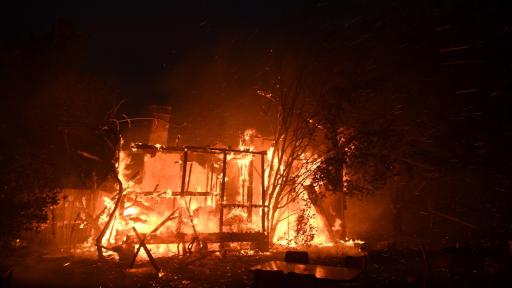  <p>В Австралия: Хората бягат към плажовете под кървавочервено небе</p> 