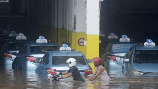  Страшни наводнения точно на Нова година, десетки жертви в Индонезия 