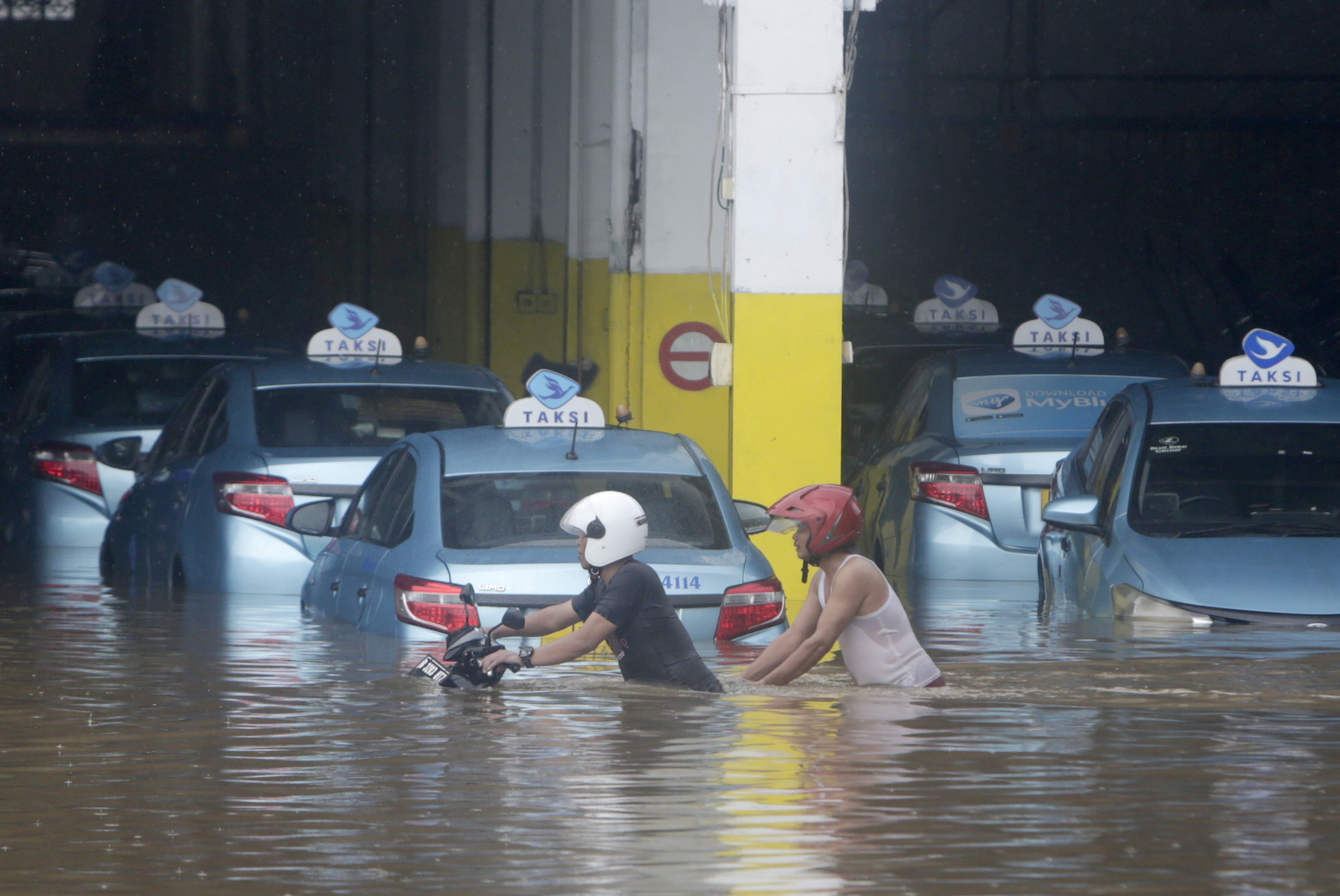 Порои и наводнения залаяха Джакарта, столицата на Индонезия, докато жителите празнуваха Нова година.