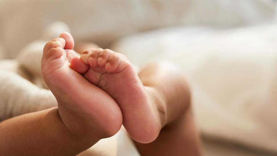 Майка с коронавирус роди здраво дете, бащата почина
