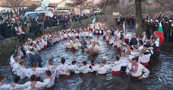 България Мъжкото хоро се изви в ледените води на Тунджа