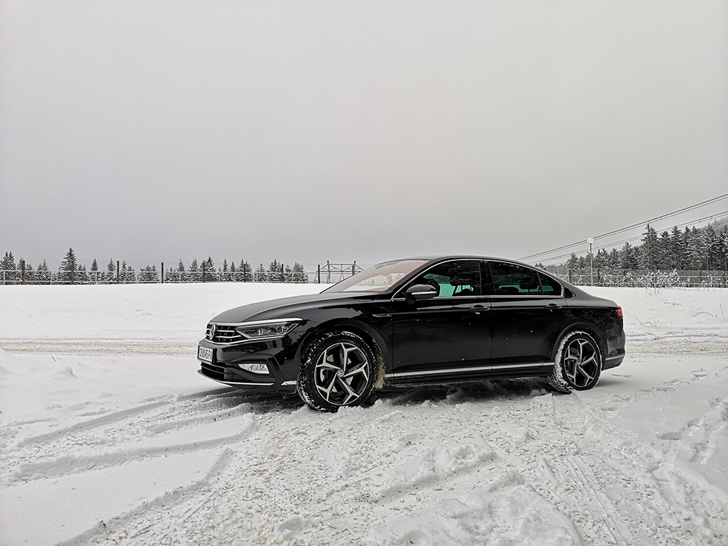 Макар все още да е на върха в своя клас, днес задачата на VW Passat е най-трудна. Причината е, че трябва да се справя с огромното множество кросоувъри. Но в конкуренцията с тях изостава само по един показател, на другите фронтове просто блести.