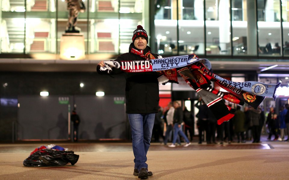 Отборът на Манчестър Юнайтед приема градския съперник Манчестър Сити в