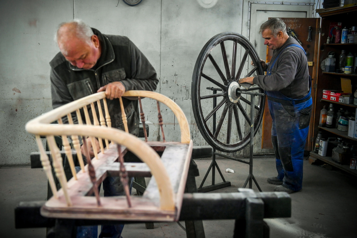<p>Основателят на бизнеса, Шандор Галамбос, майстор ковач и строител на карети живее със семейството си в 900-годишния град Фюзегярмат в окръг Бекеш, югоизточна Унгария.</p>