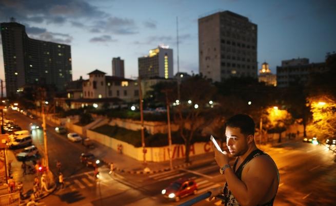  Куба - мъж се пробва да употребява уайфай мрежа в бизнес център в Хавана. 