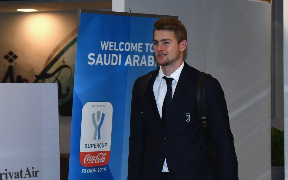 Аякс възнамерява да си върне защитника Матайс де Лихт през