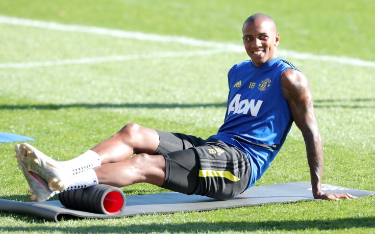 Йънг е отсвирил категорично Юнайтед, няма да преподписва