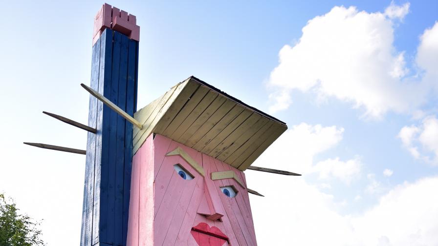  Изгориха статуята на Тръмп в Словения 