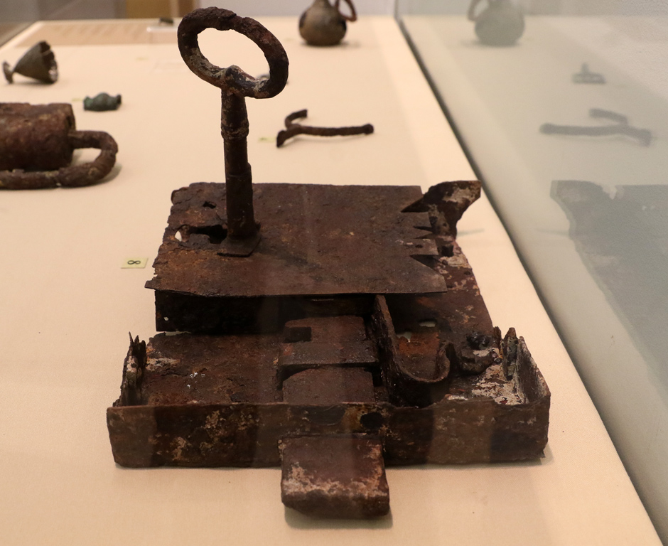 <p>Желязна брава с ключ XIX век</p>