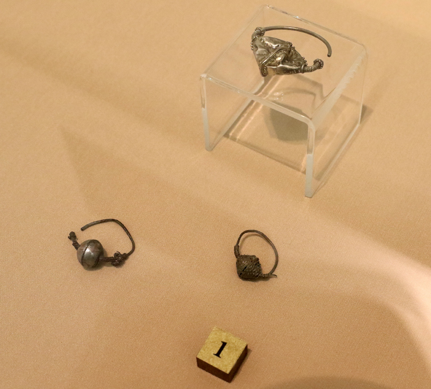 <p>Обеци открити в гробовете в наоса на църквата &quot;Свети Георги&quot; XV век</p>