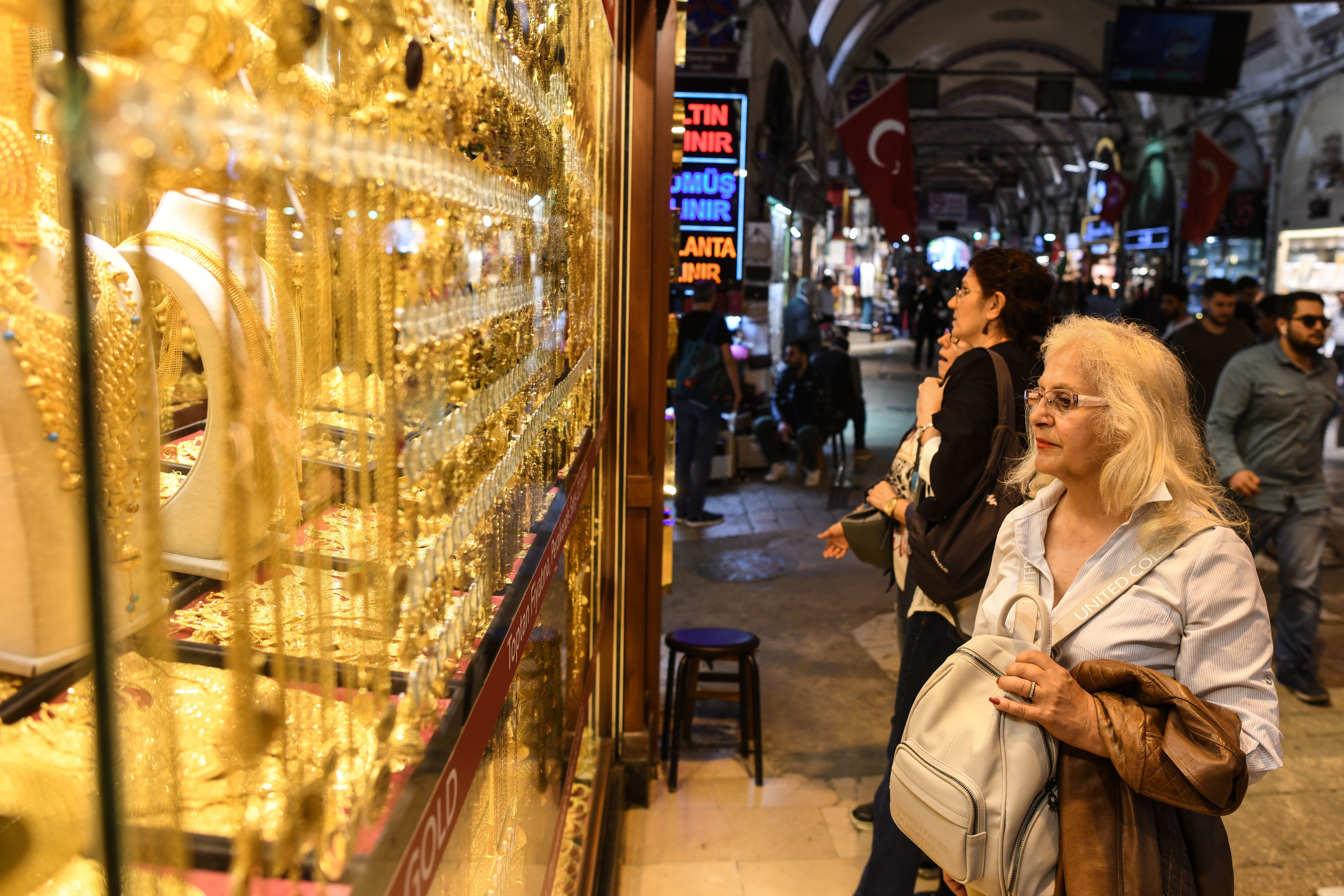 3 600 магазина, до 300 хиляди посетители на ден, милиони евро дневен оборот – всичко това и много повече е най-известният базар в Истанбул