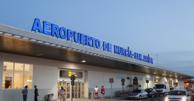Свят Пожар избухна на голямо летище в Испания Четири самолета